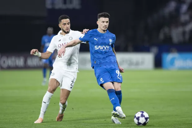 الحمدان خلال مشاركته في مواجهة الفريق أمام السد القطري (تصوير: يزيد السمراني) 