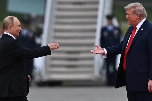 ABD Başkanı Donald Trump ve Rusya Devlet Başkanı Vladimir Putin, 15 Ağustos 2025'te Alaska'da el sıkışıyor (DPA)