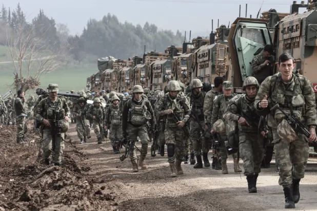 قوات الجيش التركي أثناء دخولها عفرين شرق حلب ضمن عملية «غصن الزيتون» عام 2018 (أرشيفية)