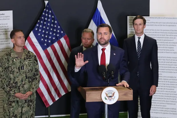 نائب الرئيس الأميركي جيه دي فانس يتحدث للصحافيين في مركز التنسيق المدني العسكري الذي تقوده واشنطن في مكان غير معلن بجنوب إسرائيل أمس (إ.ب.أ)