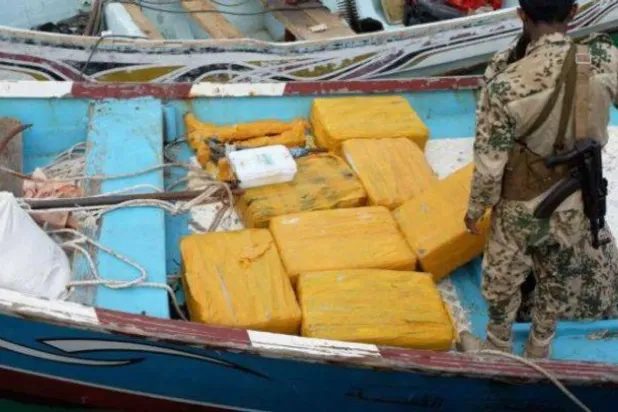Yemen güçleri tarafından batı kıyısında ele geçirilen eski bir uyuşturucu sevkiyatı (Arşiv – Yemen emniyet güçleri)