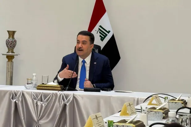 رئيس الوزراء محمد شياع السوداني في لقاء مع صحافيين أجانب (الشرق الأوسط)