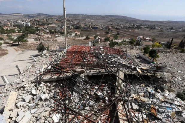 Güney Lübnan'da bulunan Mercuyun bölgesindeki Meys el-Cebel köyüne düzenlenen İsrail saldırısının ardından meydana gelen yıkım (EPA)