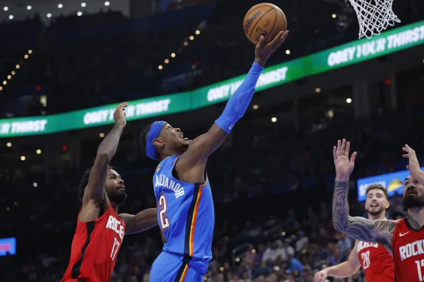 ثاندر يبدأ حملته بفوز ماراثوني مثير على روكتس بفضل غلجيوس - ألكسندر (رويترز)