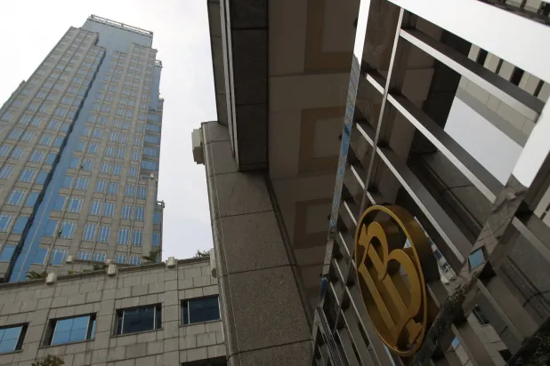 منظر لمبنى البنك المركزي الإندونيسي في جاكرتا (رويترز)