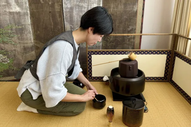 شخص يحضر الماتشا (أ.ب)