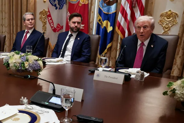 الرئيس الأميركي دونالد ترمب ونائبه جي دي فانس ووزير الخزانة سكوت بيسنت (رويترز)