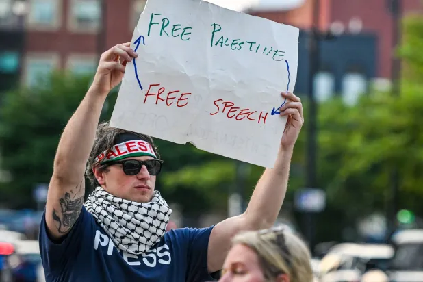 متظاهر يحمل لافتة داعمة لفلسطين في بنسلفانيا يوم 5 سبتمبر 2025 (د.ب.أ)