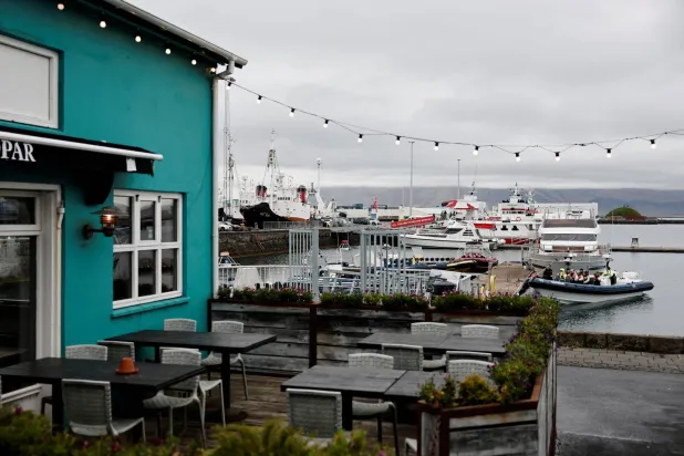 مطعم يظهر في منطقة الميناء القديم في ريكيافيك بآيسلندا (رويترز)