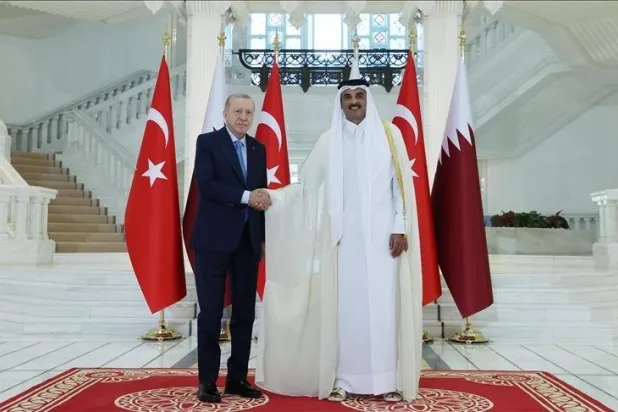 الشيخ تميم بن حمد آل ثاني أمير قطر خلال لقائه الرئيس التركي رجب طيب إردوغان في الدوحة الأربعاء (الأناضول)