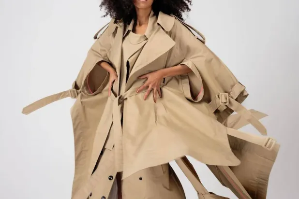 معطف ترنش بتصميم مفكك من مجموعة روتد متجذرة في هويتها وجوهرها