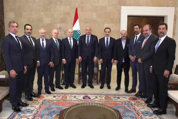 الرئيس جوزيف عون مستقبلاً وفداً نيابياً يمثل النواب الموقعين على اقتراح قانون تصويت المغتربين (الرئاسة اللبنانية)