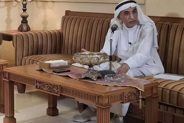 الشاعر الدكتور سالم عبّاس خَدّادة متحدثاً عن شعر أحمد مشاري العدواني (الشرق الأوسط)