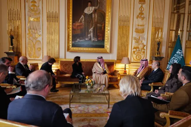 الأمير بدر بن عبد الله بن فرحان وزير الثقافة السعودي خلال مباحثاته مع نظيرته الفرنسية رشيدة داتي في باريس (وزارة الثقافة)