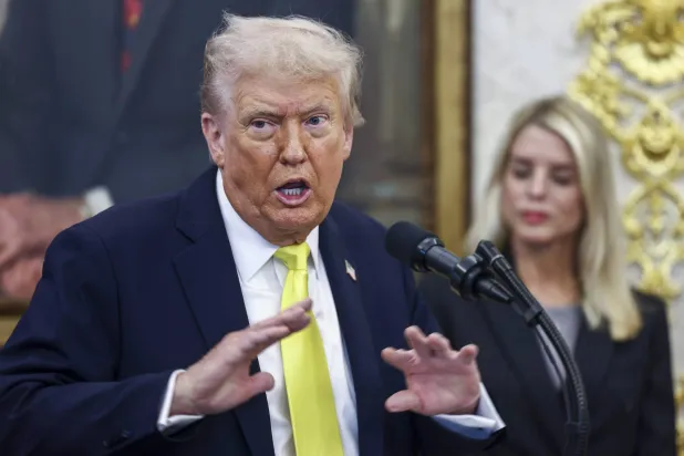 الرئيس الأميركي دونالد ترمب برفقة وزيرة العدل بام بوندي خلال مؤتمر صحافي في المكتب البيضاوي بالبيت الأبيض (إ.ب.أ)