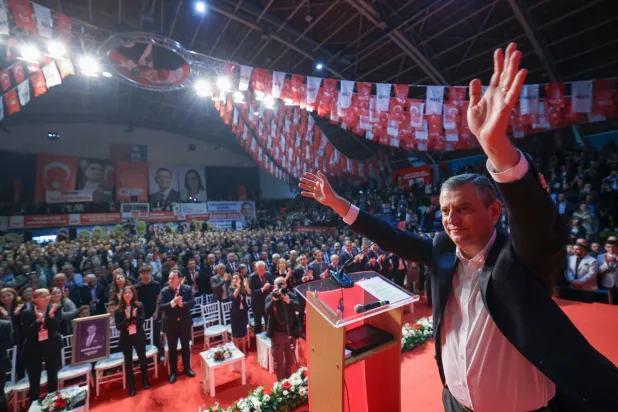 زعيم المعارضة التركية أوزغور أوزيل يواصل الإعداد للمؤتمر العام لحزب «الشعب الجمهوري» بينما يواجه حكماً قضائياً قد يقصيه عن رئاسته (حساب الحزب في إكس)