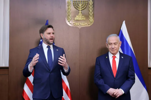 نائب الرئيس الأميركي جي دي فانس يلتقي رئيس الوزراء الإسرائيلي بنيامين نتنياهو في مكتب الأخير بالقدس أمس (أ.ب)