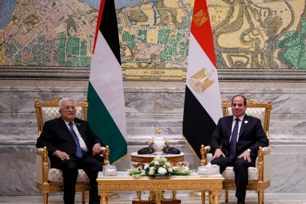 لقاء سابق بين الرئيس المصري عبد الفتاح السيسي ونظيره الفلسطيني محمود عباس (الرئاسة المصرية)