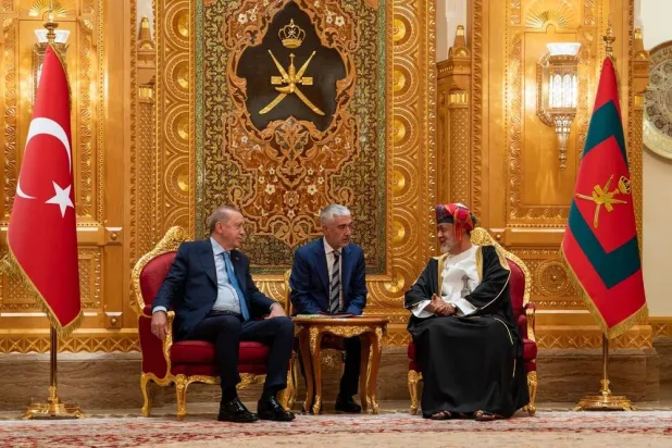 سلطان عُمان هيثم بن طارق والرئيس التركي رجب طيب إردوغان خلال جلسة مباحثات عقدت بينهما في قصر العلم بمسقط (العمانية)