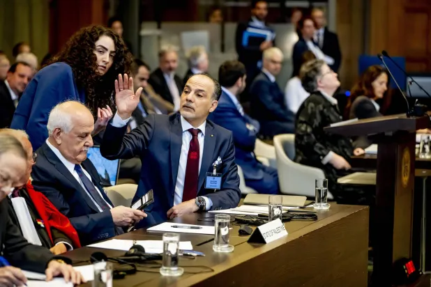 المسؤول الفلسطيني عمار حجازي (يمين) خلال حضوره جلسة استماع في محكمة العدل الدولية في لاهاي (أرشيفية - إ.ب.أ)