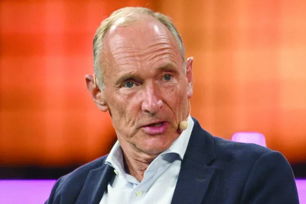 تِمْ بيرنرزــ لي يمزج بين سيرته الذاتية وتاريخ الإنترنت