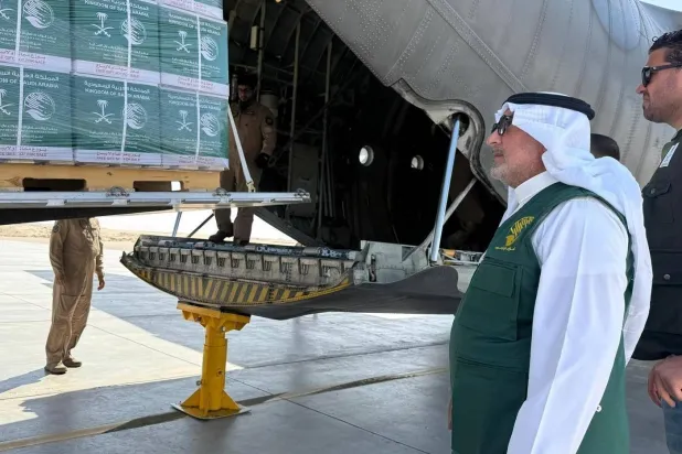 إنزال المساعدات السعودية من الطائرة الإغاثية الـ70 بعد وصولها إلى مطار العريش الدولي (واس)