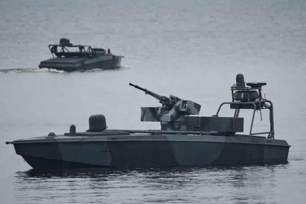 مسيّرتان بحريتان من طراز «سي بيبي» (طفل البحر) تعبران على الماء أثناء عرض تقديمي لجهاز الأمن الأوكراني في مكان غير معلوم في أوكرانيا 17 أكتوبر 2025 (أ.ب)
