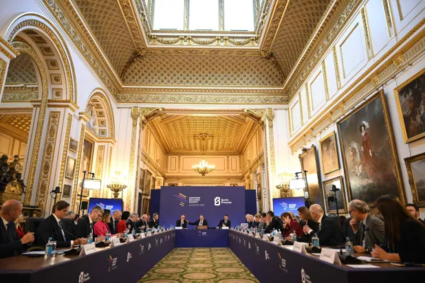 رئيس الوزراء البريطاني كير ستارمر (وسط الصورة) برفقة المستشار الألماني فريدريش ميرتس (وسط الصورة) وقادة من دول غرب البلقان خلال الجلسة العامة لقمة غرب البلقان في وسط لندن 22 أكتوبر 2025 (أ.ف.ب)