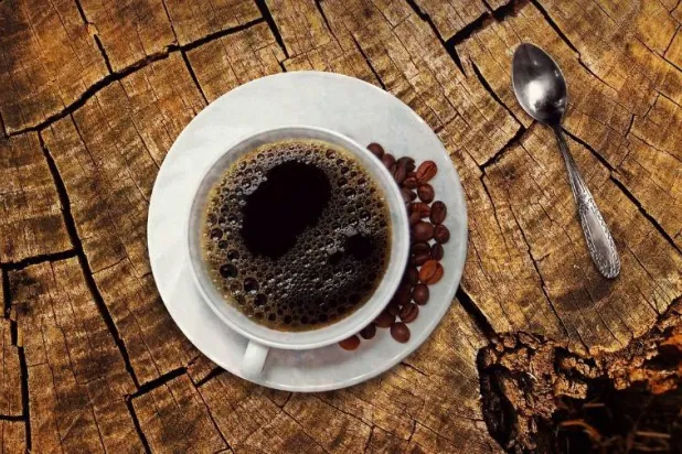 يُعرَّف الكافيين بأنه مادة منبهة إذ يحفّز الجهاز العصبي المركزي ويمنح الجسم طاقة إضافية (بيكسباي)