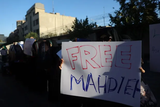 Bir grup öğrenci, Tahran'daki Fransız Büyükelçiliği önünde tutuklu İranlı öğrenci Mehdiye Esfandiari'ye destek gösterisi düzenledi (Reuters)