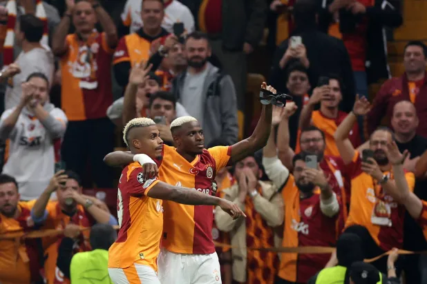 أوسمين محتفلا بالهدف الثاني (رويترز)