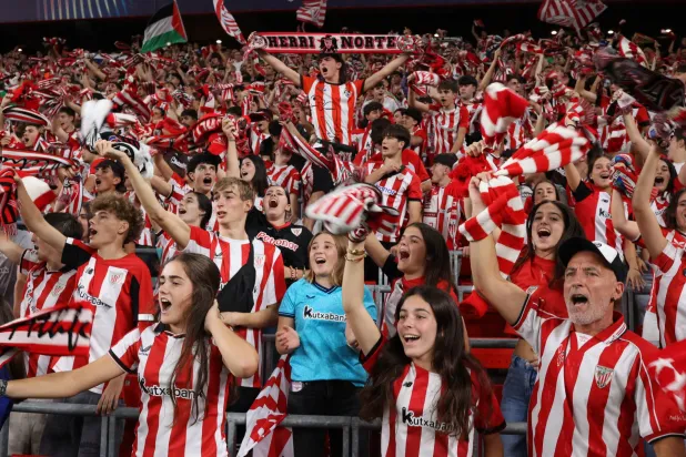 جماهير بلباو تحتفل بالفوز (رويترز)