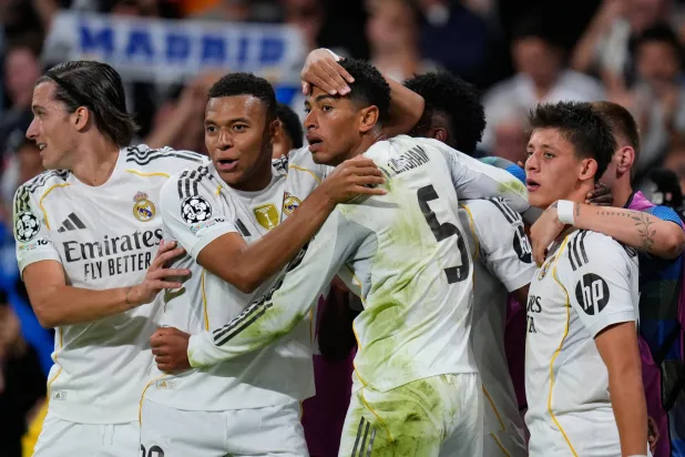 لاعبو الريال يحتفلون بهدف زميلهم بيلينغهام (أ.ب)