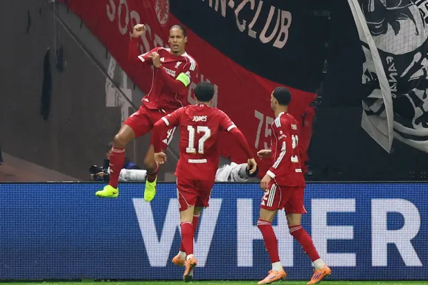 فان دايك سجل أحد أهداف ليفربول في المباراة (رويترز)