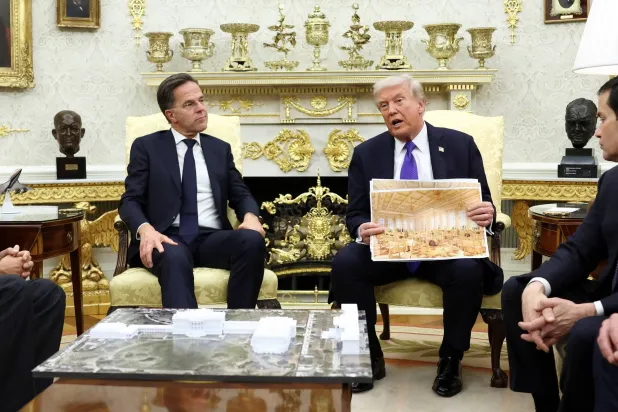 ترمب يستعرض رسما لقاعة الاحتفالات الجديدة في البيت الأبيض لدى استقباله الأمين العام لحلف شمال الأطلسي مارك روته (رويترز)