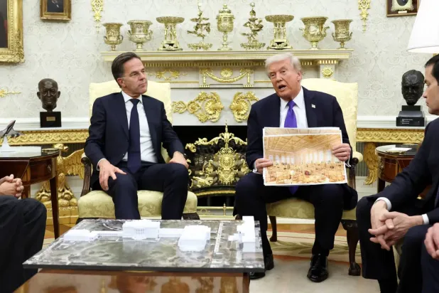 Trump, NATO Genel Sekreteri Mark Rutte’yi karşılarken yeni Beyaz Saray balo salonunun çizimini gösterdi (Reuters)