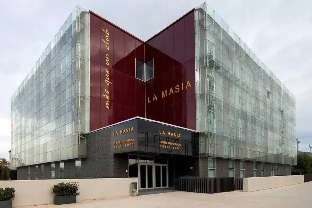 أكاديمية لاماسيا العريقة في برشلونة (الشرق الأوسط)