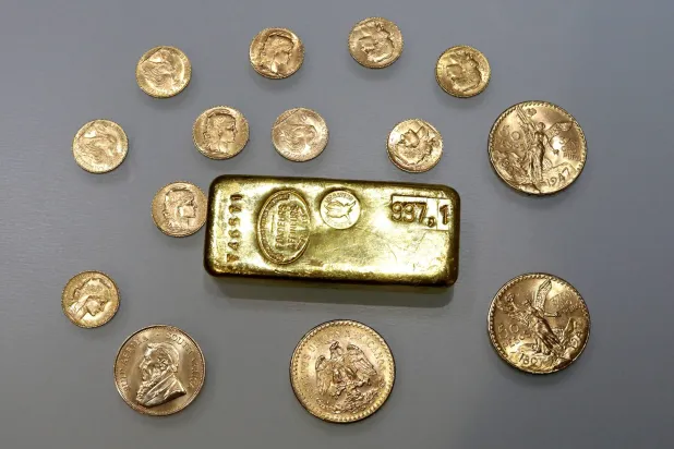 سبيكة ذهبية وعملات ذهبية (رويترز)