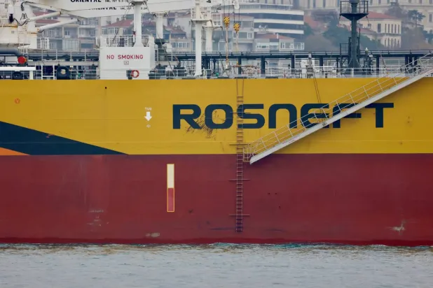 Rosneft'e ait bir Rus petrol tankeri İstanbul Boğazı'ndan geçiyor. (Arşiv – Reuters)