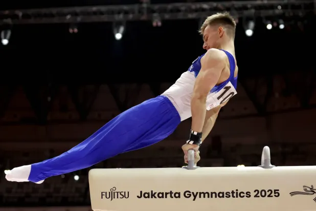 Rusya'dan Daniil Marinov, Cakarta'da düzenlenen 2025 Artistik Jimnastik Dünya Şampiyonası'nda erkekler artistik jimnastik genel klasman finalinde performans sergiliyor. (EPA)