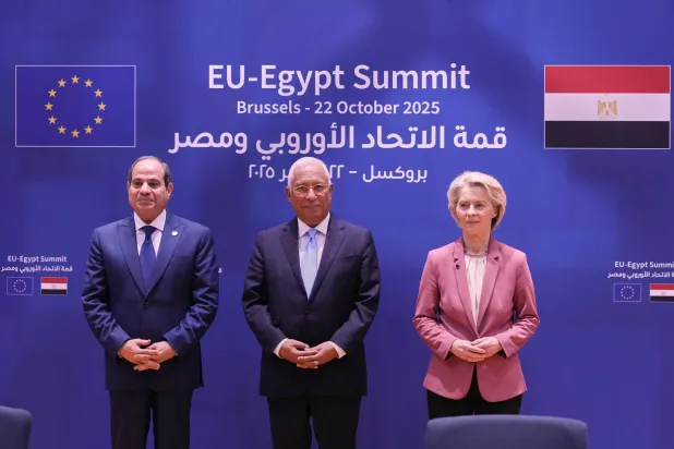 الرئيس المصري عبد الفتاح السيسي ورئيس المجلس الأوروبي أنطونيو كوستا ورئيسة المفوضية الأوروبية أورسولا فون دير لاين في حفل توقيع عدد من الاتفاقيات خلال قمة الاتحاد الأوروبي ومصر في مبنى المجلس الأوروبي في بروكسل (أ.ب)