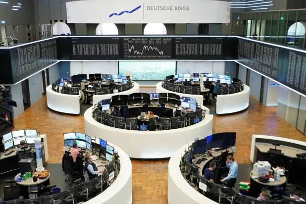 رسم بياني لمؤشر الأسهم الألماني «داكس» في بورصة فرنكفورت (رويترز)