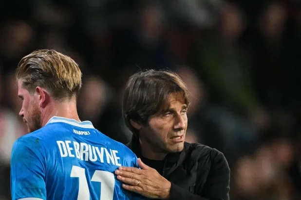 كونتي يواسي دي بروين بعد الخسارة القاسية (أ.ف.ب)