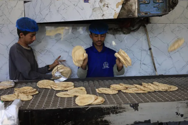 نصف اليمنيين مهددون بالمجاعة في ظل انتهاكات الحوثيين العمل الإنساني وتراجع واردات القمح (إ.ب.أ)