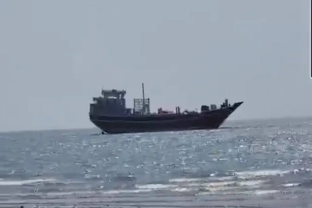 سفينة إيرانية اعترضتها القوات اليمنية كانت تحمل شحنة ممنوعات للحوثيين (إكس)