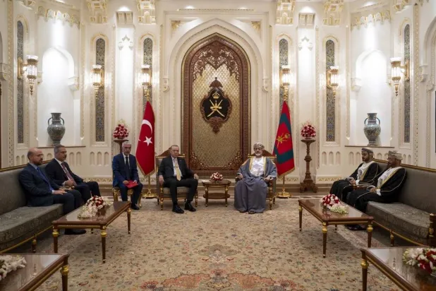 السلطان هيثم بن طارق والرئيس التركي رجب طيب إردوغان خلال عُقد لقاء خاص بقصر العلم في مسقط الخميس (العمانية)