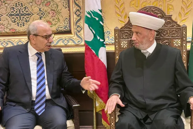 رئيس الحكومة نواف سلام ملتقياً مفتي الجمهورية عبد اللطيف دريان بمقر دار الفتوى في بيروت (الوكالة الوطنية للإعلام)