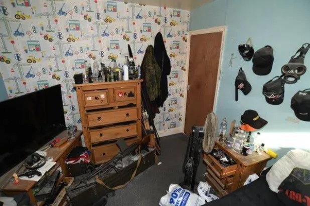 نشرت الشرطة البريطانية صورة لأسلحة مخزنة لدى بروغان ستيوارت أحد الرجال الثلاثة المدانين بالتحضير لأعمال إرهابية في غرفة نومه بمنزل والدته (شرطة مكافحة الإرهاب - نيويورك تايمز)