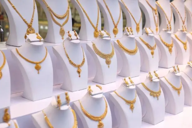 من داخل متجر في حي جاكسون هايتس في منطقة كوينز بمدينة نيويورك (رويترز)