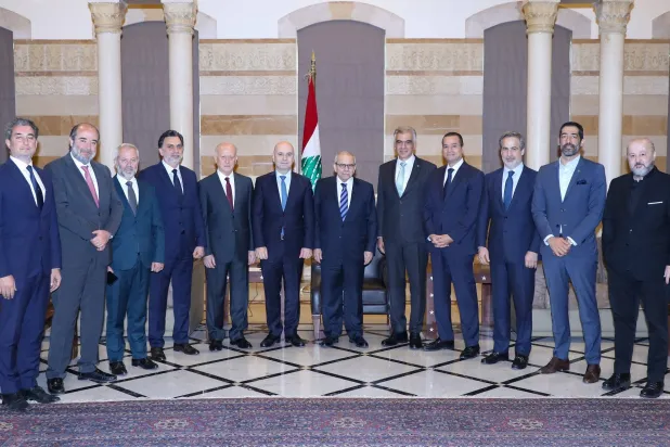 رئيس الحكومة نواف سلام مستقبلا وفدا من النواب الموقّعين على اقتراح قانون تصويت المغتربين (رئاسة الحكومة)